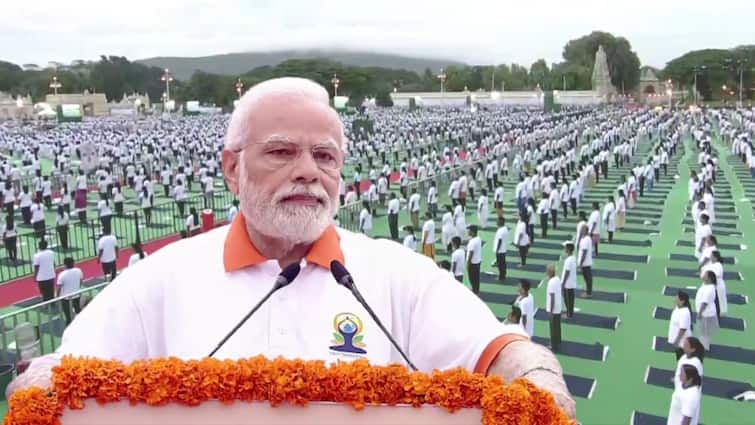 International Yoga day PM Narendra Modi in Mysore Palace Garden says about its importance International Yoga day: ਪੀਐਮ ਮੋਦੀ ਨੇ ਮੈਸੂਰ ਪੈਲੇਸ ਮੈਦਾਨ 'ਚ ਕੀਤਾ ਯੋਗਾ, ਕਿਹਾ- ਇਹ ਹੈ ਜ਼ਿੰਦਗੀ ਦਾ ਆਧਾਰ, ਦੁਨੀਆ ਦੇ ਹਰ ਕੋਨੇ 'ਚ ਇਸ ਦੀ ਗੂੰਜ