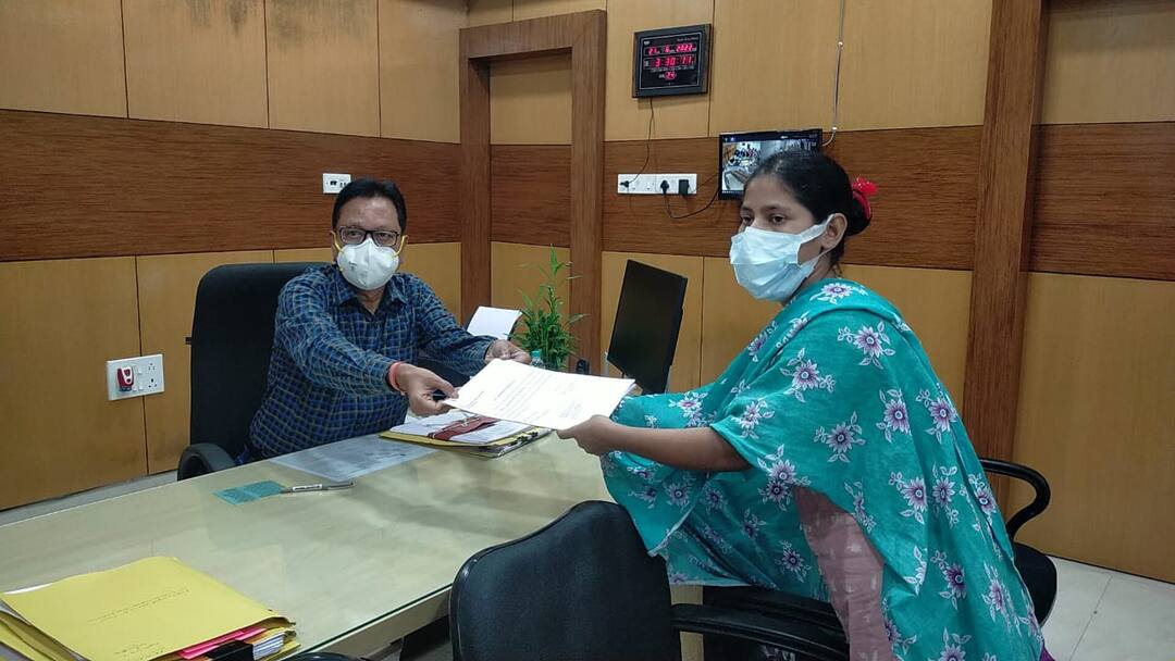 Purba Bardhaman: মমতা বন্দ্যোপাধ্যায় তাঁর কাছে 'মা', কাজে যোগ দিয়ে বললেন রেণু Purba Bardhaman, renu khatun joins duty as nursing staff after that horrific incident Purba Bardhaman: মমতা বন্দ্যোপাধ্যায় তাঁর কাছে 'মা', কাজে যোগ দিয়ে বললেন রেণু