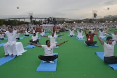 In Pics: పరేడ్ గ్రౌండ్స్‌లో యోగా డే, పాల్గొన్న ఉప రాష్ట్రపతి - ఆసనాలు వేసిన అడివి శేష్, సింధూ