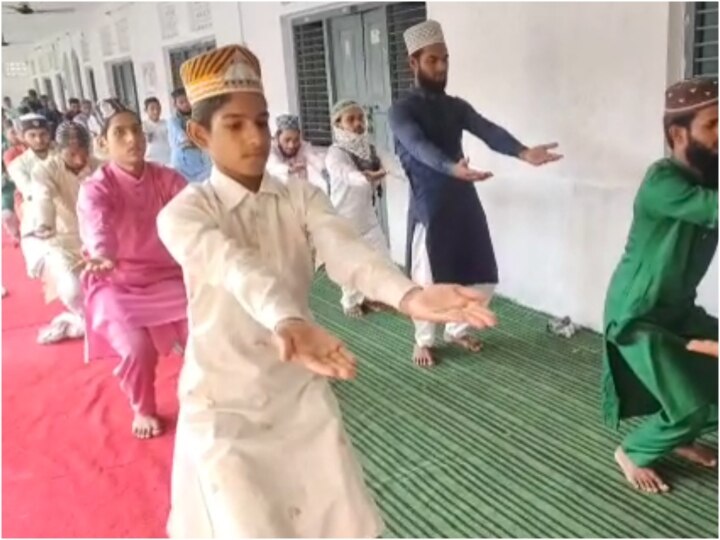 International Yoga Day 2022: गाजीपुर के मदरसा में छोटे-छोटे बच्चे भी करते दिखे कठिन आसन, देखें तस्वीरें