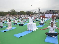In Pics: పరేడ్ గ్రౌండ్స్‌లో యోగా డే, పాల్గొన్న ఉప రాష్ట్రపతి - ఆసనాలు వేసిన అడివి శేష్, సింధూ