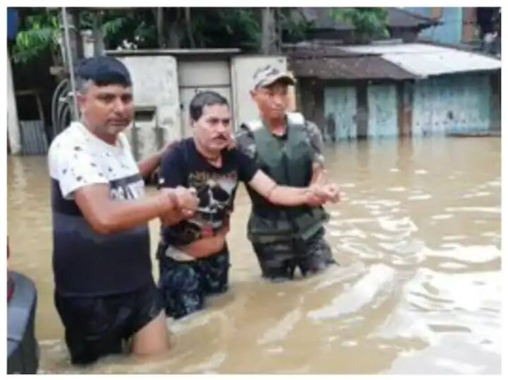 देशाच्या उत्तर-पूर्व भागात संततधार पावसानं जनजीवन विस्कळीत केलं आहे. त्यामुळे आसाममधील सखल भागात पूरस्थिती निर्माण झाली आहे. (PHOTO Credit : Twitter)