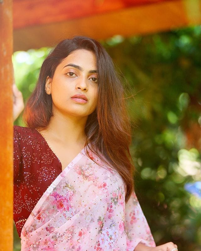తాజాగా ఈ బ్యూటీ షేర్ చేసిన ఫోటోలు సోషల్ మీడియాలో వైరల్ అవుతున్నాయి. (Photo Courtesy: Alekhya Harika Instagram)