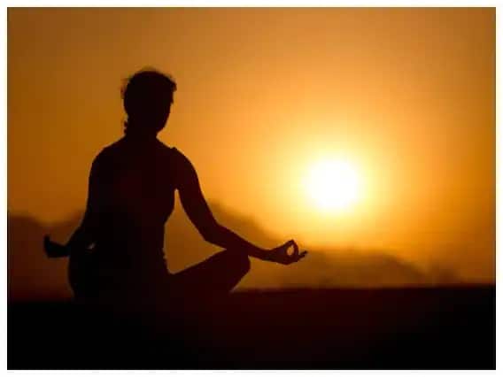 सकाळी व्यायाम किंवा योगा केल्याने शरीराला फायदा होतोच असे नाही, पण हे योग तुम्ही संध्याकाळीही करू शकता. संध्याकाळी योगा केल्याने शरीराला अनेक फायदे मिळू शकतात.