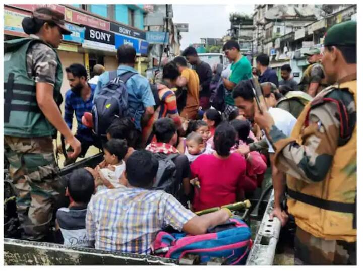 यादरम्यान, भारतीय लष्कर, सीआरपीएफ (CRPF), बीएसएफ (BSF), एनडीआरएफ (NDRF) आणि एसडीआरएफचे (SDRF) पथक सिलचरच्या शहरी आणि ग्रामीण भागांसह काछाड जिल्ह्यातील पूरग्रस्त भागांत बचाव कार्य करताना दिसलं.