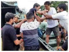 Assam Flood: આસામમાં પૂરથી પ્રભાવિત હજારો લોકોને બચાવવામાં આવી રહ્યા છે, જુઓ Pics