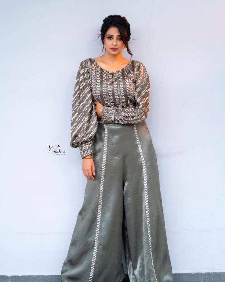 రీసెంట్ గా ప్రియమణి షేర్ చేసిన ఫొటోస్ చూసిన సినీ ప్రియులు..ఈమె లేడీ నాగార్జునలా తయారైందే..ఏజ్ తో పాటూ అందం పెరుగుతోందని స్వీట్ కామెంట్స్ పెడుతున్నారు.