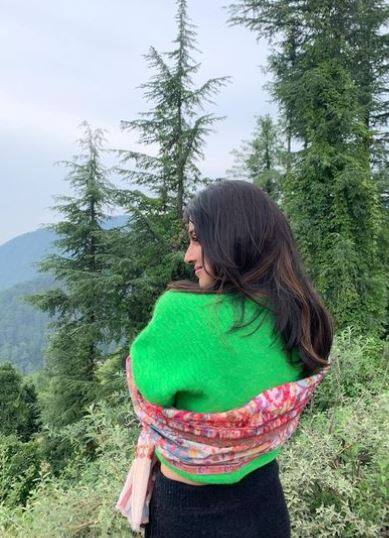 दिव्या कुमार इस दौरान काफी कैजुअल अंदाज में नजर आईं, मेकअप की बात करें तो वो इस समय काफी न्यूड मेकअप में दिखाई दीं.