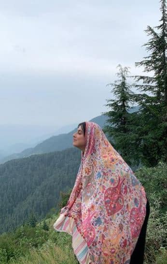 दिव्या बीते कुछ दिन से शिमला में अपने आने वाले प्रोजेक्ट की शूटिंग कर रही हैं.