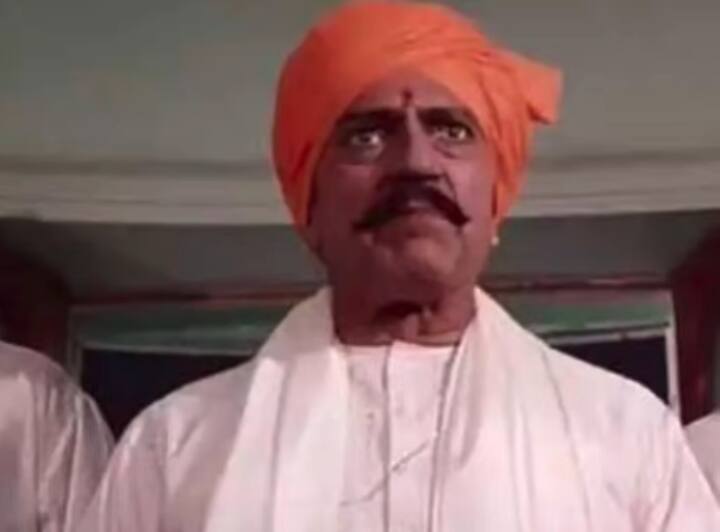 करण-अर्जुन: इसमें अमरीश पुरी ने ठाकुर दुर्जन सिंह का रोल निभाया था जो पैसों के लिए अपने भाई का ही खून कर देता है.