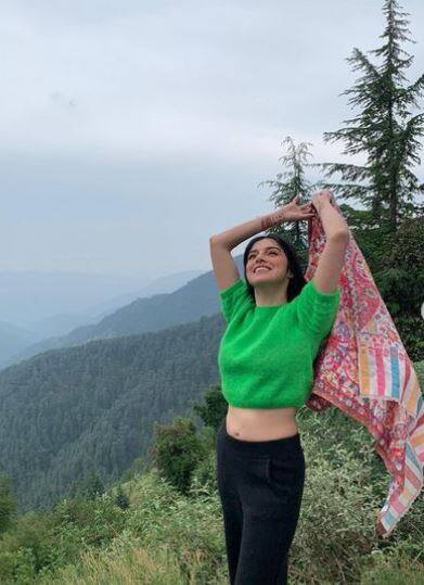 एक्ट्रेस और प्रोड्यूसर दिव्या कुमार खोसला बीते कुछ दिनों से हिमाचल में हैं और वो वहां से अपनी लेटेस्ट तस्वीरें फैंस के साथ शेयर कर रही हैं.