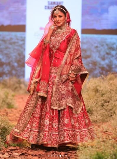 পোশাক এবং সাজে যেন আক্ষরিক অর্থে নববধূ হয়ে উঠেছিলেন তিনি। আর শেহনাজের এই সাজ দেখেই প্রয়াত অভিনেতা সিদ্ধার্থ শুক্লকে মনে করল নেট দুনিয়া।