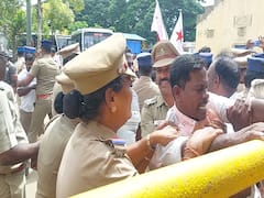 Agnipath Protest: அக்னிபத் திட்டத்திற்கு எதிர்ப்பு... தடையை மீறி ரயில் மறியல் போராட்டம்...திருவாரூரில் பரபரப்பு..!