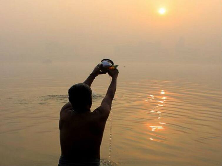 mix these things in water while surya arghya in morning Religion: સૂર્યદેવને અર્ધ્ય આપતાં પહેલા પાણીમાં મિક્સ કરો આ વસ્તુ, જીવનમાં નહીં રહે કોઈ વાતની કમી