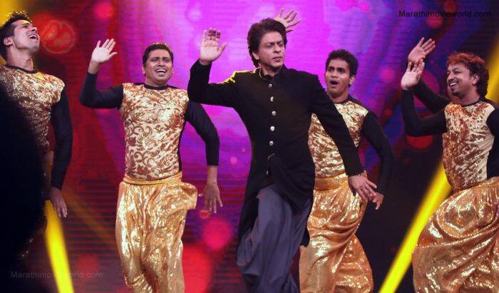 बॉलीवुड के बादशाह शाहरूख खान (Shahrukh Khan) इस मामले में सबसे आगे हैं. इनके बारे में रिपोर्ट्स में ऐसा बताया जाता है कि किसी फंक्शन में अपने परफॉर्मेंस के लिए ये 3 से 4 करोड़ रूपये चार्ज करते हैं.
