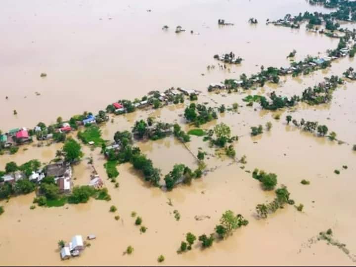 Assam Floods People Commute On Boats Due To Inundated Roads In Silchar Town - Watch Assam Floods: వీధి దాటాలంటే పడవ కావాల్సిందే-అసోంలో వరదల బీభత్సం, ఈ వీడియో చూడండి