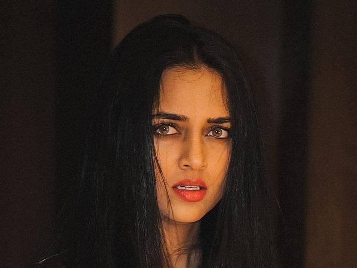 या फोटोंमध्ये अभिनेत्रीने सिल्वर रंगाचा शॉर्ट ड्रेस परिधान केला आहे, तिची स्टाइल चाहत्यांना भुरळ पाडत आहे.(photo:tejasswiprakash/ig)