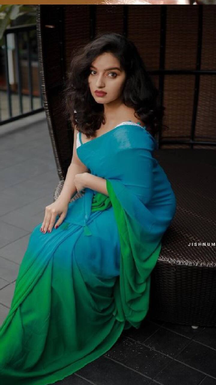 இமையலே நீ கிறுக்க இதழலே நான் அழிக்க கூச்சமின்றி கூச்ச பட்டு போகிறதே