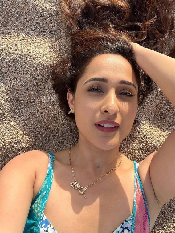 ప్రగ్యా యోగా - తూచ్, ఇది మోసం!