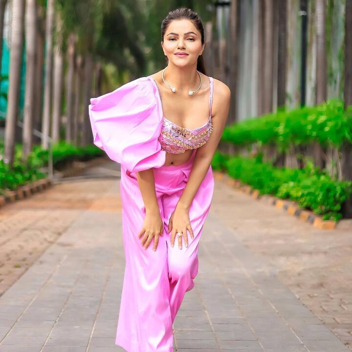 सध्या ती तिच्या बॉलिवूड डेब्यूमुळे चर्चेत आहे. ती लवकरच 'अर्ध' चित्रपटात दिसणार आहे.(PHOTO:rubinadilaik/IG)