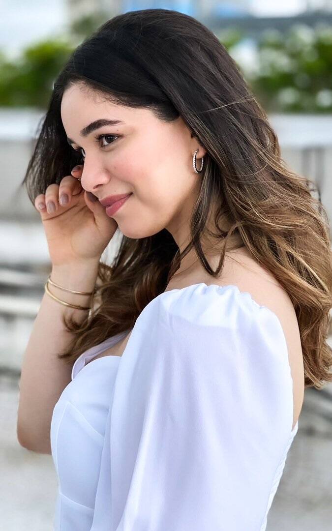 सारा ने हाल ही में अपने मॉडलिंग करियर की शुरुआत की. हाल ही में उन्होंने अपना ग्लैमरस फोटोशूट भी कराया है. उन्होंने सफेद रंग का ड्रेस पहनी हुई है, जिसमें वह काफी खूबसूरत लग रही हैं. उन्होंने इस फोटो शूट की तस्वीरें और वीडिया इंस्टाग्राम स्टोरी पर शेयर भी की हैं.