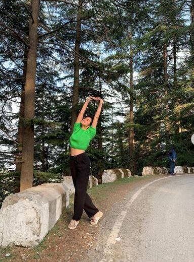 दिव्या ने एक साथ कई तस्वीरें शेयर करते हुए बताया कि ये उनकी शूटिंग के बाद की तस्वीरें हैं.