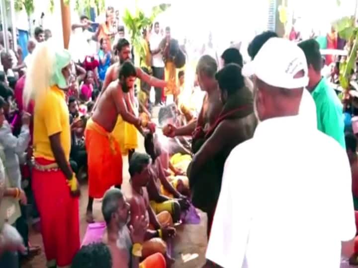 300 ஆண்டு பழமையான கோவில்;  தலையில் தேங்காய் உடைத்து நேற்றிக்கடன் செலுத்திய பக்தர்கள்..!