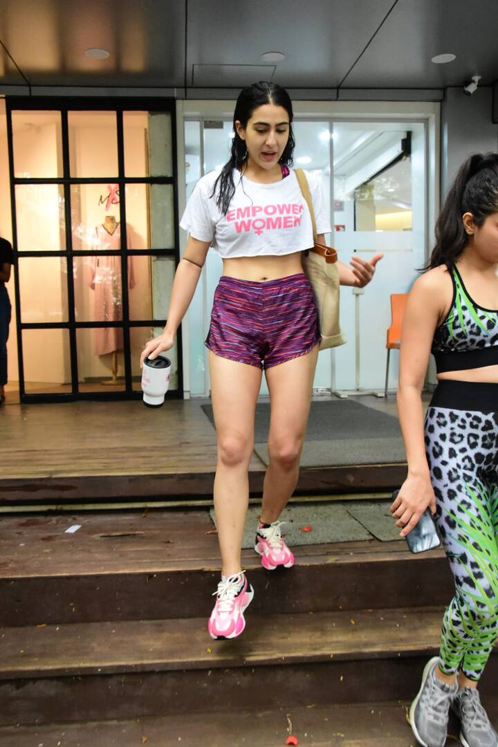 बॉलीवुड एक्ट्रेस सारा अली खान को मीडिया ने जिम के बाहर स्पॉट किया है.