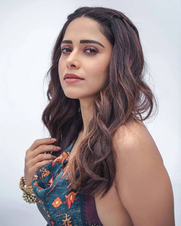 तिने न्यूड मेकअपने तिचा लूक पूर्ण केला आहे. यासोबत तिने आपले केस खुले ठेवले आहेत.(photo:nushrrattbharuccha/ig)