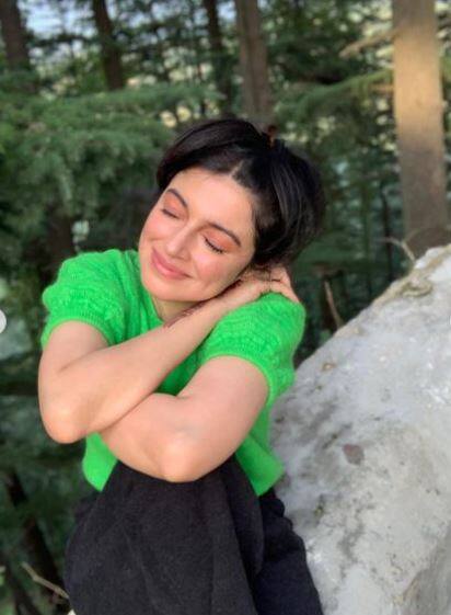 तस्वीरों में हमेशा की तरह बेहद खूबसूरत लग रही हैं. उन्होंने इन लेटेस्ट तस्वीरों में ग्रीन कलर का टॉप पहना हुआ है.