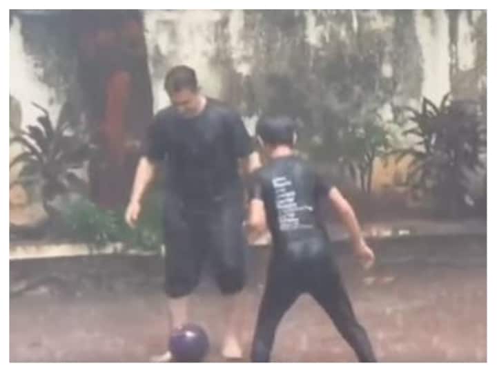 Aamir Khan plays football with son Azad Khan in rain video viral on social media Aamir Khan ने बेटे आजाद के साथ बारिश में खेला फुटबॉल, मानसून में दिखी पिता-बेटे की बॉन्डिंग