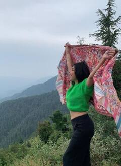 Divya Kumar Khosla: शिमला में शूटिंग कर रही हैं दिव्या कुमार खोसला, शेयर की खूबसूरत तस्वीरें