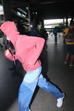 એરપોર્ટ પર પાપારાઝીને જોઈને ચહેરો છુપાવીને ભાગી આ એક્ટ્રેસ, તસવીરો જોઈને તમે પણ ઓળખી નહીં શકો