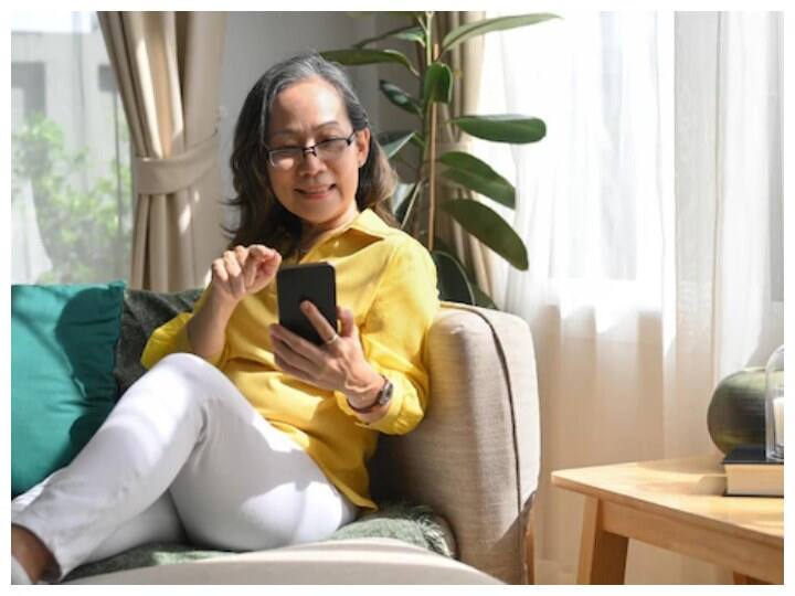 पर्सनल बातों का ना करें शेयर: कभी भी सामने वाले को अपने या परिवार वालों के बारे में पर्सनल बातों को शेयर ना करें. वरना वह इसका हो सके आगे चलकर गलत फायदा भी उठा सकता है.