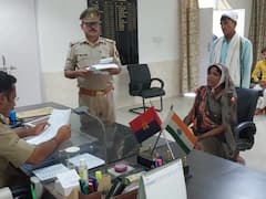 Sant Kabir Nagar News: दलित महिला ने 30 किलोमीटर पैदल चलकर SP से लगाई न्याय की गुहार, पुलिस नहीं कर रही थी कोई कार्रवाई