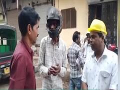 MP Nikay Chunav 2022: जूते पड़ने के डर से विदिशा में हेलमेट पहनकर वोट मांग रहा है कांग्रेस प्रत्याशी, देखें तस्वीरें