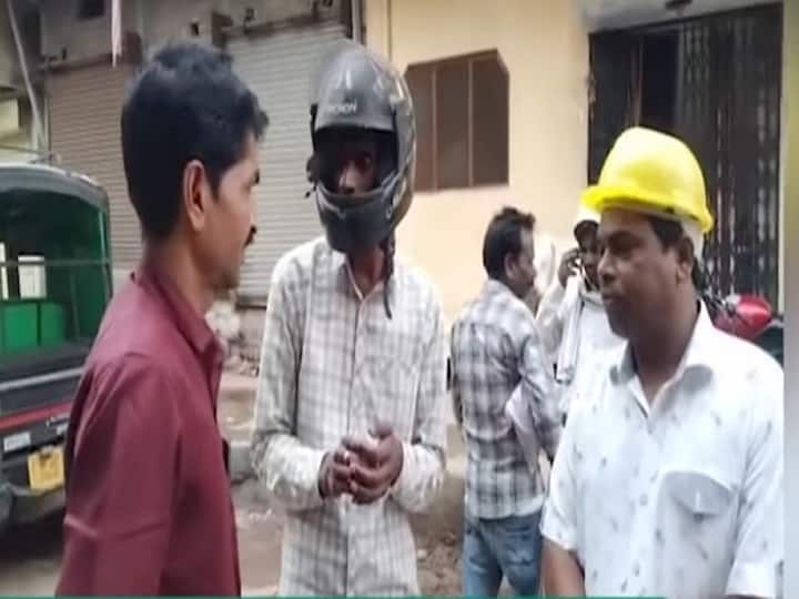 मनोज के हेलमेट लगाकर वोट मांगने की वजह भी आपको हैरान कर देगी. दरअसल वार्ड में उनका विरोध हो रहा है. इस बीच किसी ने उनको धमकी दी है कि 'हेलमेट पहनकर वोट मांगने आएं नहीं तो उनका स्वागत जूतों और चप्पलों से होगा.'