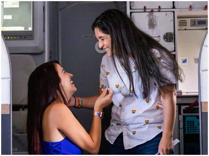 Trending Video marathi news alaska airlines flight attendant proposes to pilot girlfriend video viral in social media Trending Video : महिला अटेंडंटने प्रेयसीला चक्क गुडघे टेकून केले प्रपोज! आकाशात व्यक्त केलेल्या प्रेमाची चर्चा