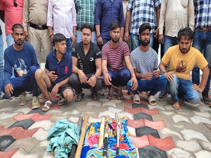 छत्तीसगढ़ (Chhattisgarh) के दुर्ग (Durg) जिले के भिलाई (Bhilai) में रंजीत सिंह हत्याकांड (Ranjit Singh Murder Case) मामले में पुलिस ने छह आरोपियों को गिरफ्तार कर लिया है. सभी पर आरोप है कि इन्होंने रंजीत सिंह की बेसबॉल बैट, लात-घूंसा और चाकू मार कर बेरहमी से हत्या कर दी थी.