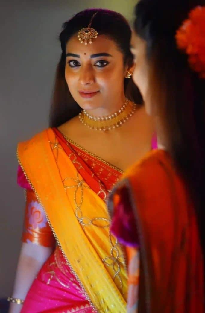 చీరకట్టులో మరింత అందంగా మెరిసిపోతోంది. -Image Credit:Bhanu Sree/Instagram