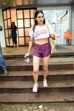 Sara Ali Khan Photos: जिम के बाहर स्पॉट हुईं सारा अली खान, एक्ट्रेस का वर्कआउट लुक वायरल