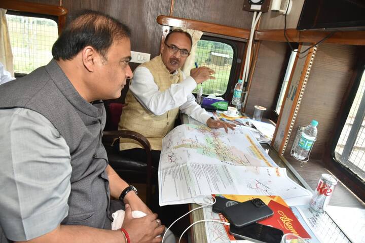 বন্যা (Flood) কবলিত এলাকায় গিয়েছেন অসমের মুখ্যমন্ত্রী হিমন্ত বিশ্বশর্মা (Himant Biswa Sharma)। বন্য়ায় ভয়াবহ ভাবে ক্ষতিগ্রস্ত হয়েছে নওগাঁ জেলা। সেখানে বন্যা পরিস্থিতি দেখতে যান অসমের মুখ্যমন্ত্রী। বেশ কিছু ত্রাণ শিবিরও ঘুরে দেখেন তিনি। ছবি: পিটিআই