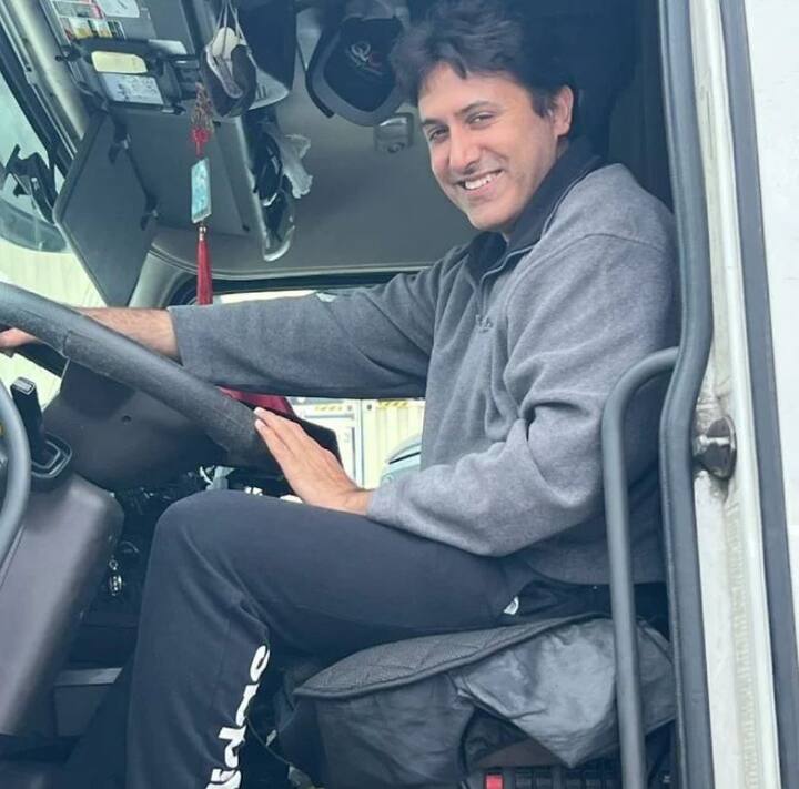 कभी सुमीत को कनाडा में ट्रक चलाते हुए देखा जाता है, तो कभी वेकेशन मनाते हुए. यही नहीं, अभिनेता बिजनेस में भी खुद को व्यस्त रखने की कोशिश करते दिखाई देते हैं.