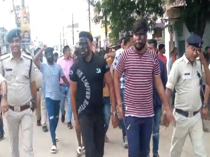 गिरफ्तारी के बाद इन छह आरोपियों का मुंह काला करके उनका उसी जगह पर जुलूस निकाला गया, जहां पर यह बदमाश अपनी दबंगई दिखाते थे.