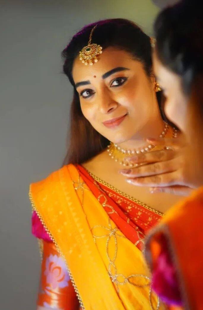 ఈ అమ్మడు సినిమాల్లో కూడా అవకాశాలు అందుకుంటోంది. యాంకర్ గానూ కొన్ని షోలలో అలరించింది. -Image Credit:Bhanu Sree/Instagram