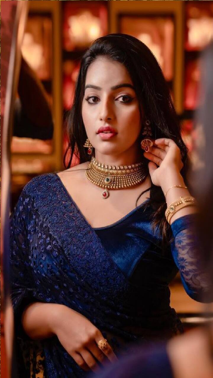 உன்னை அள்ளி தானே உயிர் நூலில் கோர்ப்பேன் உயிர் நூலில் கோர்த்து உதிராமல் காப்பேன்