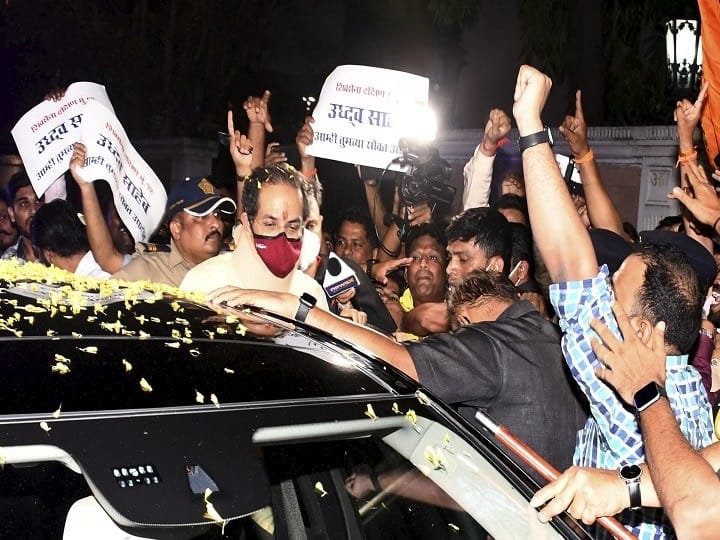 Uddhav Thackeray Maharashtra Political Crisis CM Leaves Matoshree Family shiv sena Key Points Eknath Shinde Sharad Pawar MLA Maharashtra Political Crisis: Thackeray Vacates CM's House, Shinde Arrives In Guwahati | Updates