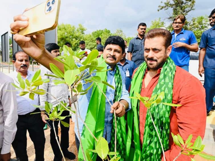 Salman Khan planting in Hyderabad Salman Khan: హైదరాబాద్‌లో మొక్కలు నాటిన సల్మాన్ ఖాన్