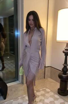 Esha Gupta: ब्लैक ड्रेस में ईशा गुप्ता ने शेयर की हैं बेहद Revealing तस्वीरें, फैंस नहीं हटा पाएंगे नजरें!