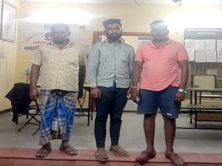 Gutka Smuggling:  'சிங்கம்' பட பாணியில் வேனுக்குள் ரகசிய அறை;  குட்கா கடத்தலில் சிக்கிய மளிகை கடைக்காரர்..!